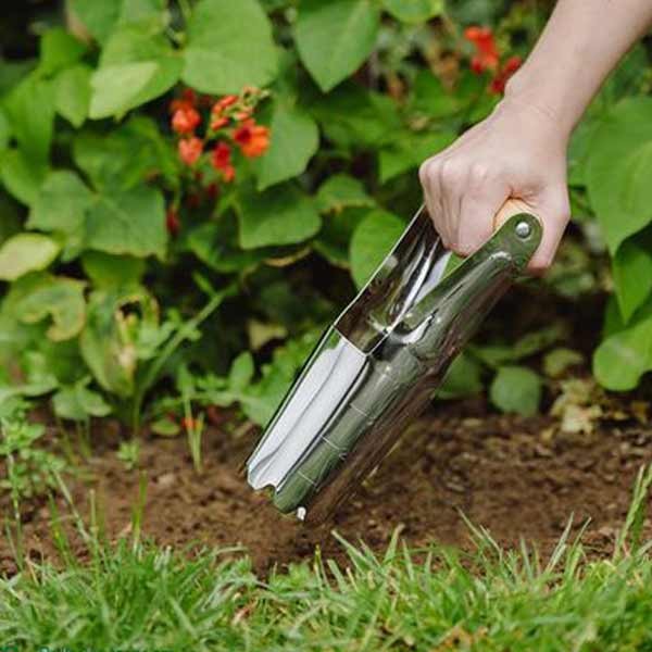 Kent & Stowe Hand Bulb Planter 3 Kent & Stowe Hand Bulb Planter - Image 3