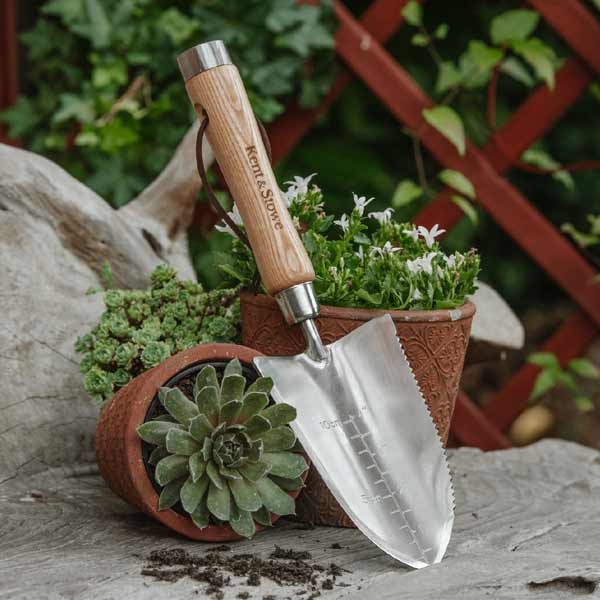 Kent & Stowe The Capability Trowel 4 Kent & Stowe The Capability Trowel - Image 4